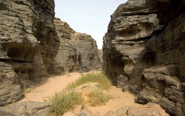 Каньон в скалах плато Тассилин Ахаггар
