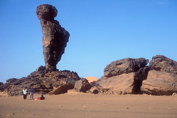 Каменный колосс музея скульптуры пустыни Сахара