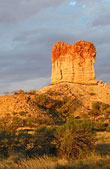 Каменный останец в пустыне Австралии