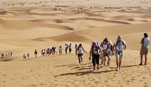 Туристы в пешем походе по Сахаре