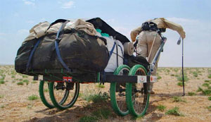 Арба для перевозки воды в пешем походе по пустыне