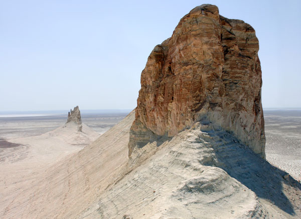 Скалы останцы меловых гор Западного Чинка плато Устюрт